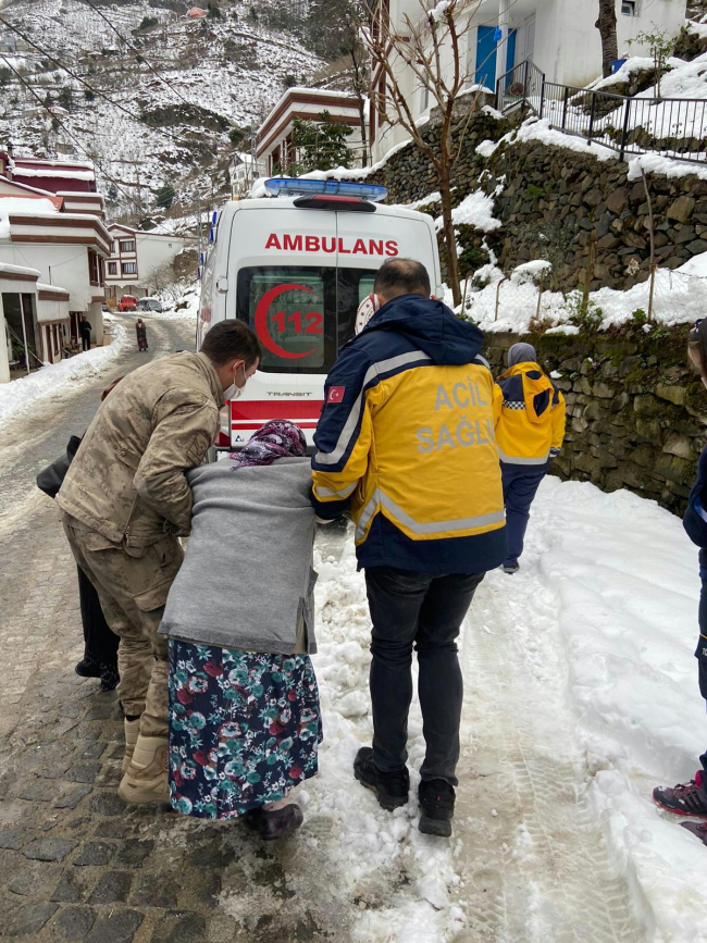 Karda ambulansın ulaşılamadığı hastanın imdadına jandarma yetişti